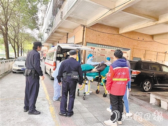網(wǎng)格員協(xié)助醫(yī)護人員救助突發(fā)意外的老人。