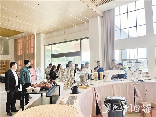 港澳青年參觀(guān)臺(tái)山企業(yè)，了解臺(tái)山經(jīng)濟(jì)發(fā)展?fàn)顩r和青年創(chuàng)業(yè)環(huán)境。