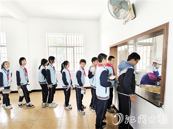 汶村鎮(zhèn)中心小學(xué)飯?zhí)媒?jīng)過改造，改善了學(xué)生的用餐環(huán)境。