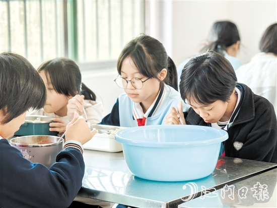 汶村鎮(zhèn)中心小學(xué)飯?zhí)酶脑旌笮略隽俗雷?，解決了座位嚴重不足問題。