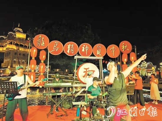 五邑人家經(jīng)常邀請(qǐng)嘉賓前來餐廳演出并與客人互動(dòng)。