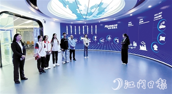 江門海目星的激光設(shè)備融入了工業(yè)機(jī)器人、數(shù)控機(jī)床、5G等技術(shù)，可以在部分流程實(shí)現(xiàn)全自動(dòng)化生產(chǎn)。