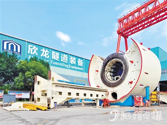 鶴山營商環(huán)境持續(xù)向好，提振了企業(yè)發(fā)展信心，產(chǎn)業(yè)新賽道越走越寬。圖為廣東欣龍隧道裝備股份有限公司。