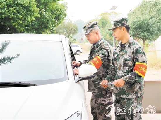 雅瑤鎮(zhèn)森林防火值守點工作人員正在對進入林區(qū)的車輛進行登記。