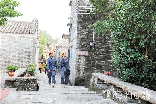 鶴山供電局大力提升新時代鄉(xiāng)村電氣化水平。圖為供電人員在雅瑤鎮(zhèn)陳山村開展日常巡檢工作。