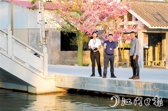 新會區(qū)紀檢監(jiān)察干部到廣東省鄉(xiāng)村振興示范村——大鰲鎮(zhèn)東風村開展監(jiān)督檢查，深入了解河道日常管護治理、隱患排查等情況。