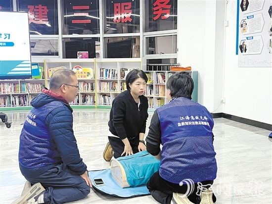 志愿者們利用模擬人進(jìn)行現(xiàn)場(chǎng)演示，并指導(dǎo)居民進(jìn)行實(shí)操訓(xùn)練。