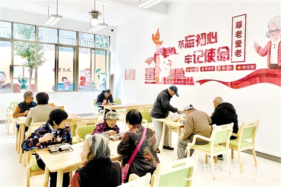 長者在甘化社區(qū)居家養(yǎng)老服務站就餐。