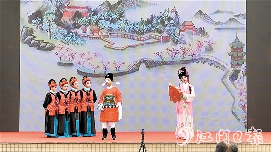 “小小紅豆班”小學(xué)員表演粵劇折子戲《春草鬧堂之上路》。