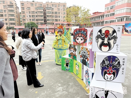 “小小紅豆班”小學(xué)員以粵劇扮相介紹粵劇臉譜繪畫(huà)作品。