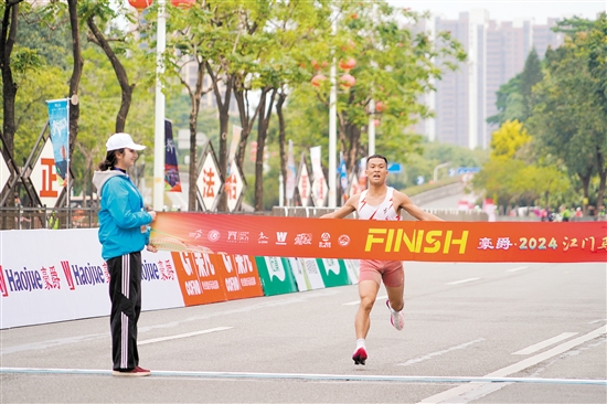 江門馬拉松半程終點設在江海區(qū)，江海賽道涉及多個地標性區(qū)域。圖為“半馬”第一名選手沖線。郭永樂