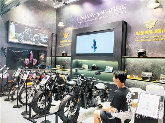 蓬江區(qū)摩托車企業(yè)積極往外拓展市場、尋找出路。圖為第136屆廣交會上的建雅摩托展位。