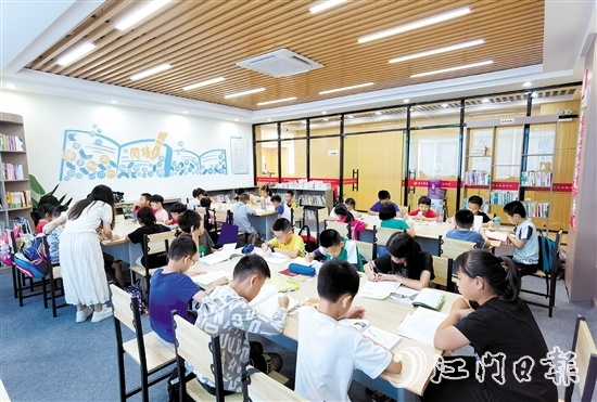 棠下鎮(zhèn)總工會(huì)巧用職工書(shū)屋豐富職工子女寒暑假托管活動(dòng)。