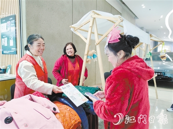 志愿者霞姐的衣物攤位吸引了不少顧客前來(lái)選購(gòu)。