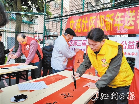 志愿者在攤位上揮毫潑墨。