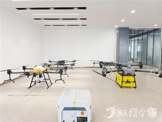 位于江門(mén)人才島的廣東啟行內(nèi)擺放著大型無(wú)人機(jī)。