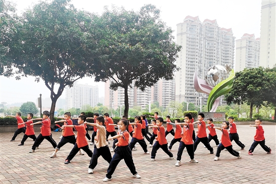 紫茶小學(xué)利用課間開展武術(shù)、軍體拳教學(xué)，引導(dǎo)孩子強身健體。