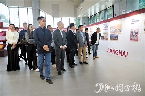 企業(yè)家們參觀江海區(qū)建區(qū)30周年檔案展。