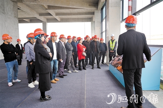 企業(yè)家們從江海區(qū)社會(huì)智慧治理技術(shù)創(chuàng)新中心16樓俯瞰安全應(yīng)急產(chǎn)業(yè)園。