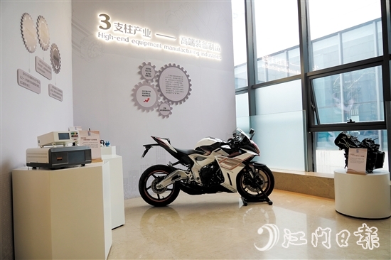 龍溪湖江海區(qū)產(chǎn)業(yè)展廳展示著一輛“江海造”摩托車。