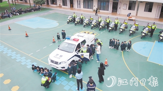 新會(huì)交警進(jìn)校園開展交通安全宣傳。