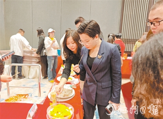 嘉賓現(xiàn)場品嘗多道新會美食。
