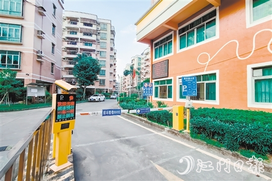 針對“停車難”等突出問題，小區(qū)黨支部組織業(yè)主們多次協(xié)商，最終決定實(shí)施停車位全流通模式，月底統(tǒng)一按停車次數(shù)收費(fèi)。