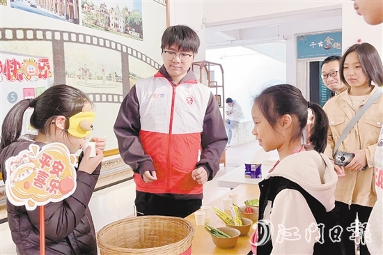 在趣味游戲的“味蕾大作戰(zhàn)”環(huán)節(jié)，大小朋友們蒙住眼睛品嘗“五味”。
