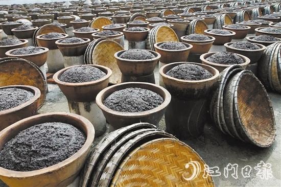 鶴山市東古調(diào)味食品有限公司堅(jiān)持百年古法釀造工藝，打造百年“老字號”企業(yè)。