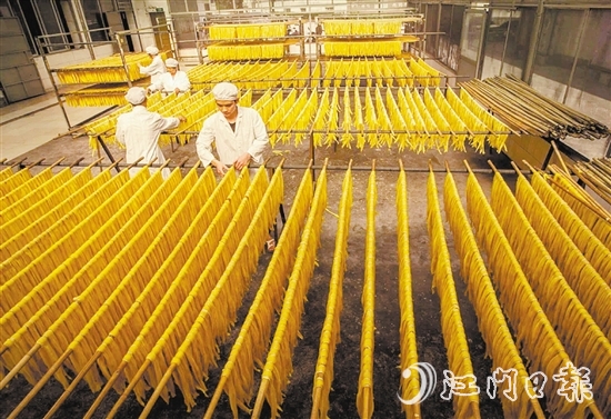 鶴城鎮(zhèn)坪山村素有“腐竹之鄉(xiāng)”的美譽(yù)。