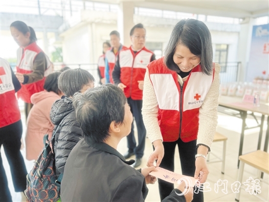 鶴山市紅十字會(huì)向困難群眾代表發(fā)放慰問金。
