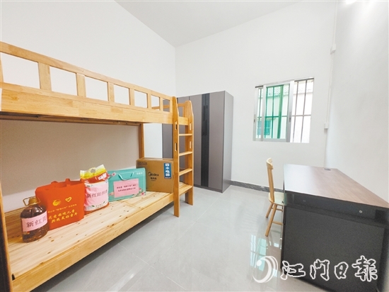 團(tuán)鶴山市委實(shí)施“筑夢(mèng)小屋”項(xiàng)目，對(duì)共和鎮(zhèn)鐵崗村小呂姐弟的房間進(jìn)行改造，為他們提供良好的學(xué)習(xí)和生活環(huán)境。