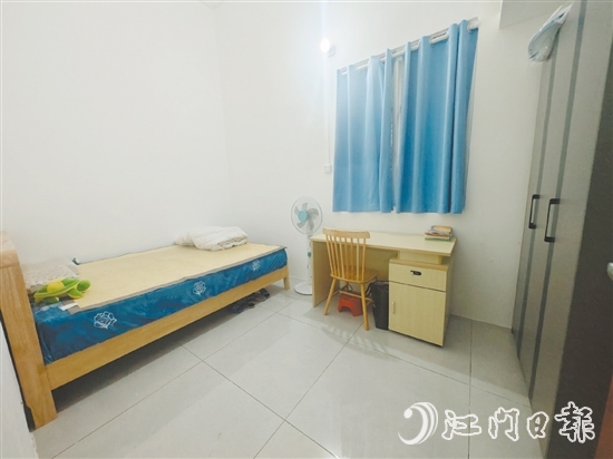 鶴山市婦聯(lián)聯(lián)合團(tuán)鶴山市委，為溫阿姨一家的房屋進(jìn)行修繕。