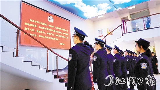全體民輔警重溫公安機關(guān)人民警察誓詞，錚錚誓言、鏗鏘有力，盡顯人民警察的忠誠與初心。