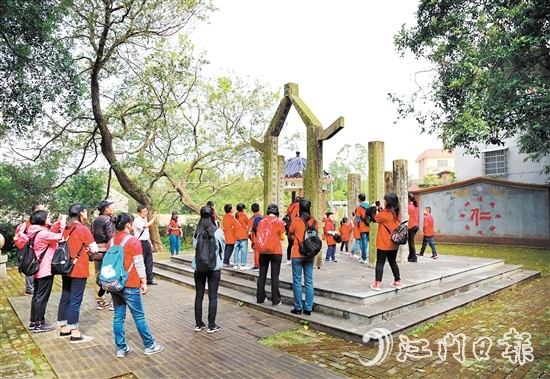 游客到歇馬村勵志園“打卡”。