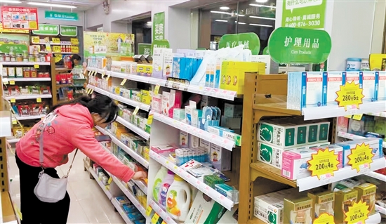 市民在藥店內(nèi)選購(gòu)藥品。