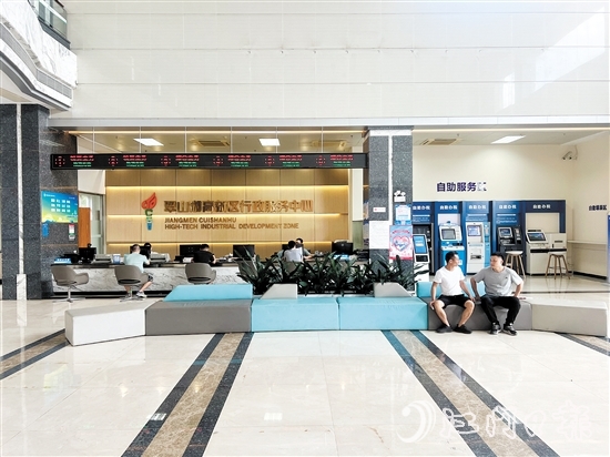 翠山湖高新區(qū)大力提升行政審批效率，建立健全審批與服務(wù)機(jī)構(gòu)，積極承接關(guān)鍵管理權(quán)限，大幅精簡(jiǎn)程序、縮短時(shí)限。