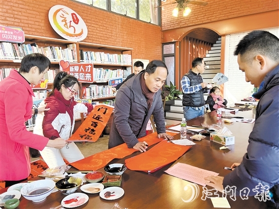 書法家即席揮毫潑墨，為高層次人才及其家屬送上新春祝福。