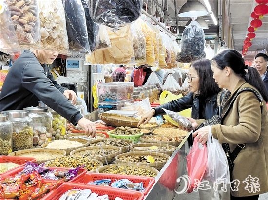 近期，都斛海鮮街迎來(lái)了一波又一波游客，他們從大灣區(qū)各地慕名而來(lái)，品嘗這里的海鮮美食，體驗(yàn)海濱城市的獨(dú)特魅力。