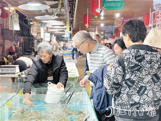 都斛海鮮街作為臺(tái)山旅游的一張亮麗名片，成為大批游客的首選之地。