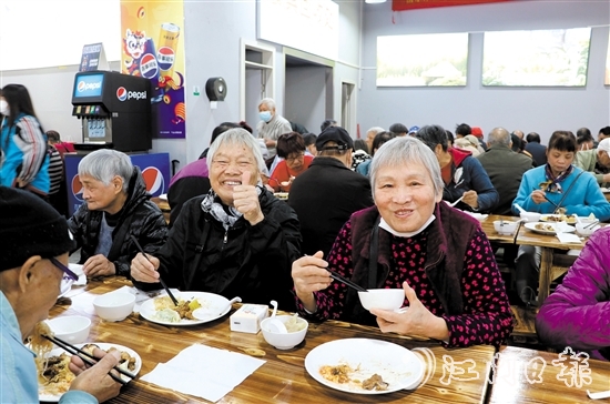 在活動主會場，長者一邊吃著自助餐，一邊為活動點(diǎn)贊。
