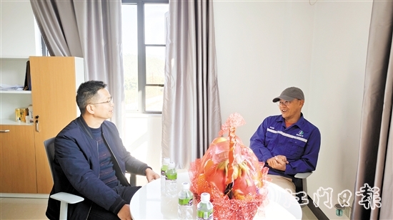 恩平市人社局慰問高級人才恩平市佛燃能源有限公司高級工程師何偉搪（右）。