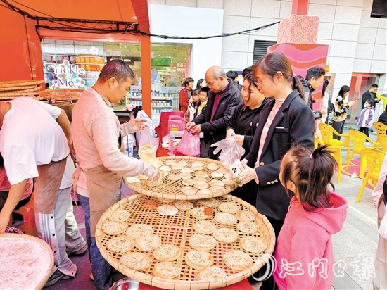 恩平燒餅攤位吸引諸多市民游客光顧。