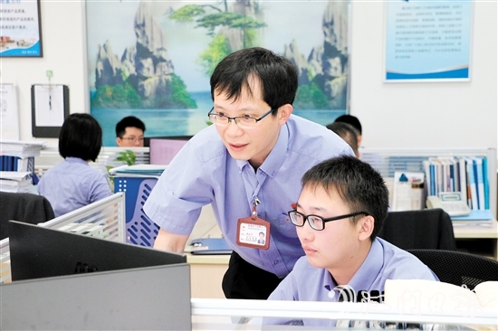 梁慶寧（站立者）2002年入職海鴻電氣以來，不斷學(xué)習(xí)變壓器的前沿技術(shù)，牽頭組織開展科技攻關(guān)。