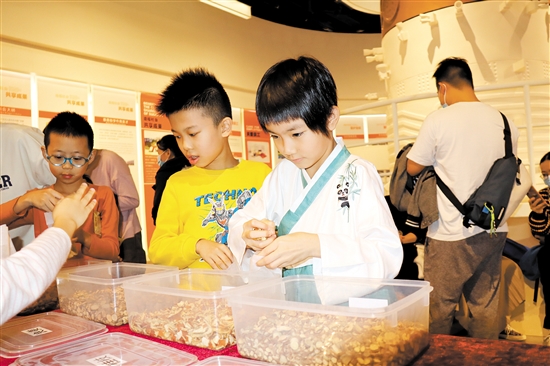 小朋友走進李錦記新會生產(chǎn)基地，了解調(diào)味品的制作。