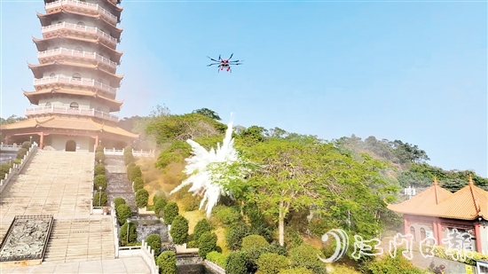 無人機(jī)精準(zhǔn)投下一枚滅火彈，瞬間四周騰起白色霧氣，火勢(shì)得到有效控制。