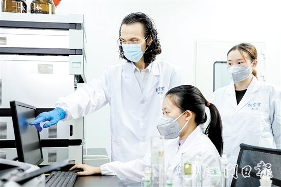 新寶堂積極與高校、科研院所合作，發(fā)掘新會陳皮更多可能。