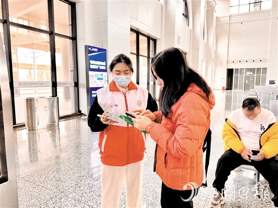 志愿者耐心為旅客提供指引。