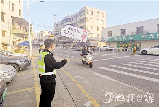 大江鎮(zhèn)黨員干部組成交通安全勸導員服務隊，引導群眾牢固樹立安全文明出行意識。