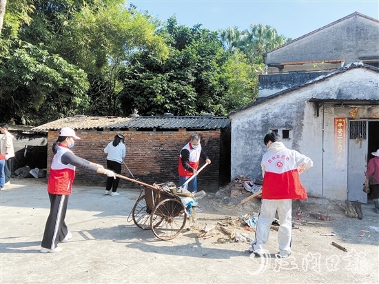 大江鎮(zhèn)黨員干部帶頭參加“全民清潔日”活動。